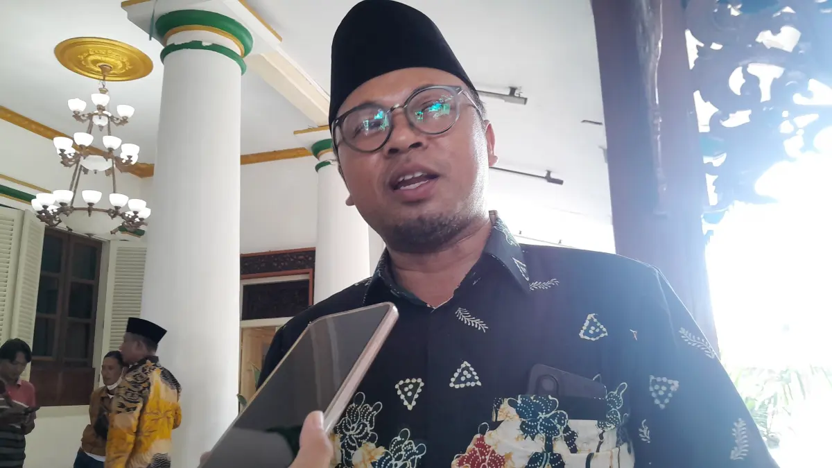 TEGAS: Sekretari Dewan Pendidikan Pameksan Mohammad Subhan saat dorstop dengan media di Pendopo Ronggosukowati, beberapa waktu lalu.