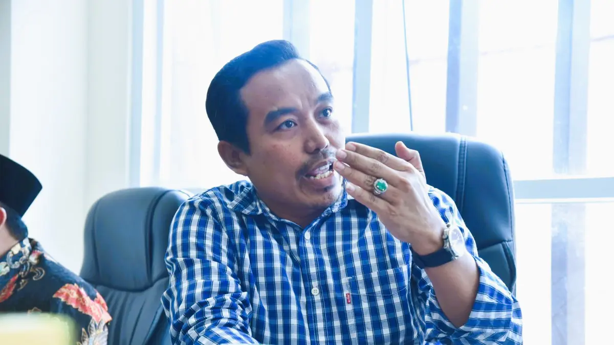 TEGAS: Wakil Ketua DPRD Sumenep Indra Wahyudi (berbaju putih) saat mengikuti rapat di Kantor DPRD Sumenep.&nbsp;