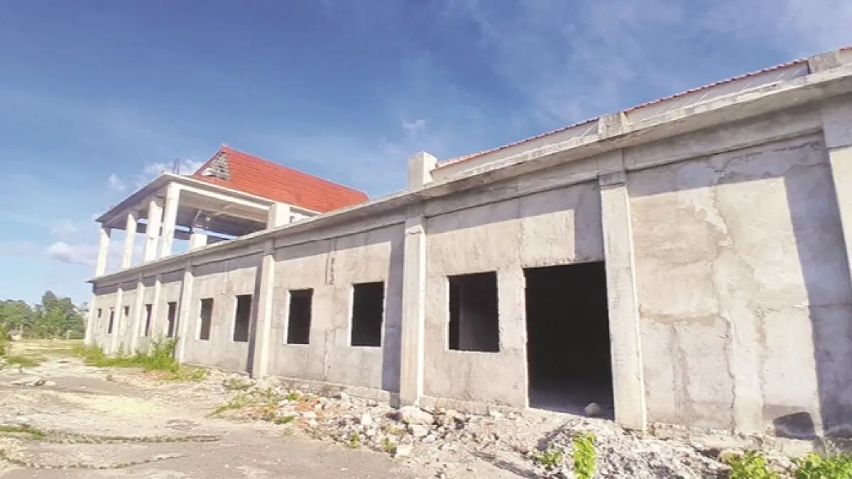 BELUM RAMPUNG: Kondisi atap bangunan Puskesmas Bulangan Haji, Pamekasan, rusak pada Jumat (8/5). (M. KHOLIL RAMLI/JPRM)