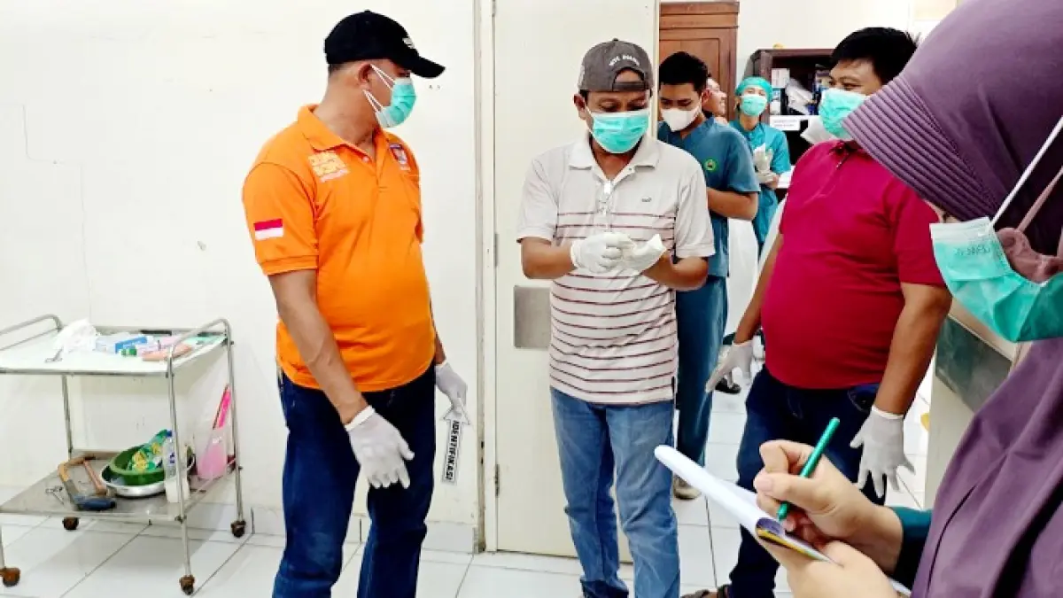 BELUM TERUNGKAP: Petugas saat mengecek mayat berjenis kelamin perempuan di RSUD Syamrabu Bangkalan Sabtu (2/5). (POLSEK TANJUNGBUMI UNTUK JPRM)