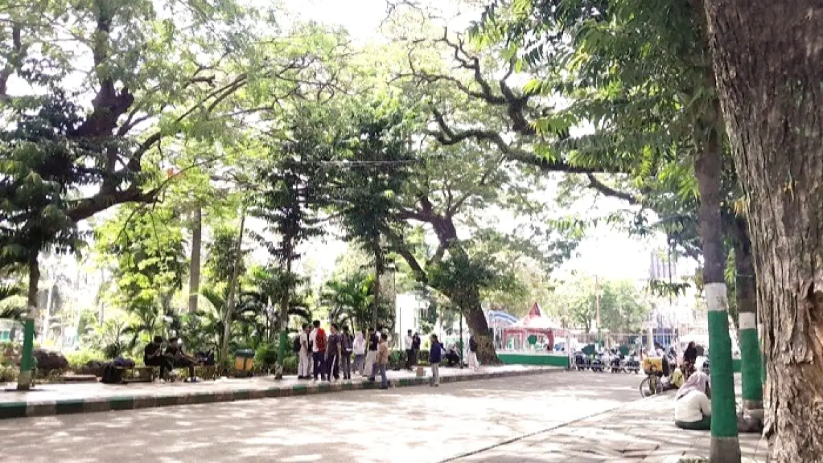BERTEDUH: Warga sedang bersantai di area taman Arek Lancor Pamekasan, Sabtu (9/5). (M. KHOLIL RAMLI/JPRM)