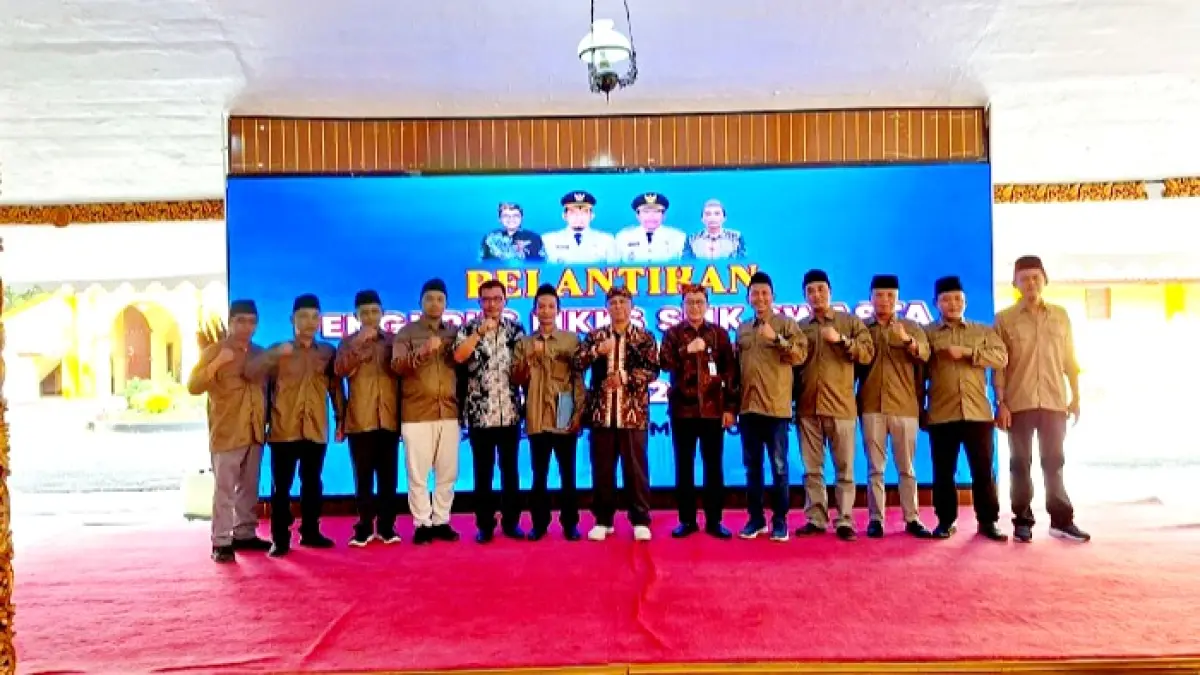KOMPAK: Ketua MKKS SMK Swasta Sumenep Asis Wahyudi (tengah) berfoto bersama pengurus dan jajaran lainnya saat pelantikan di Pendopo Keraton Sumenep Sabtu (9/5). (MOH. IQBAL/JPRM)