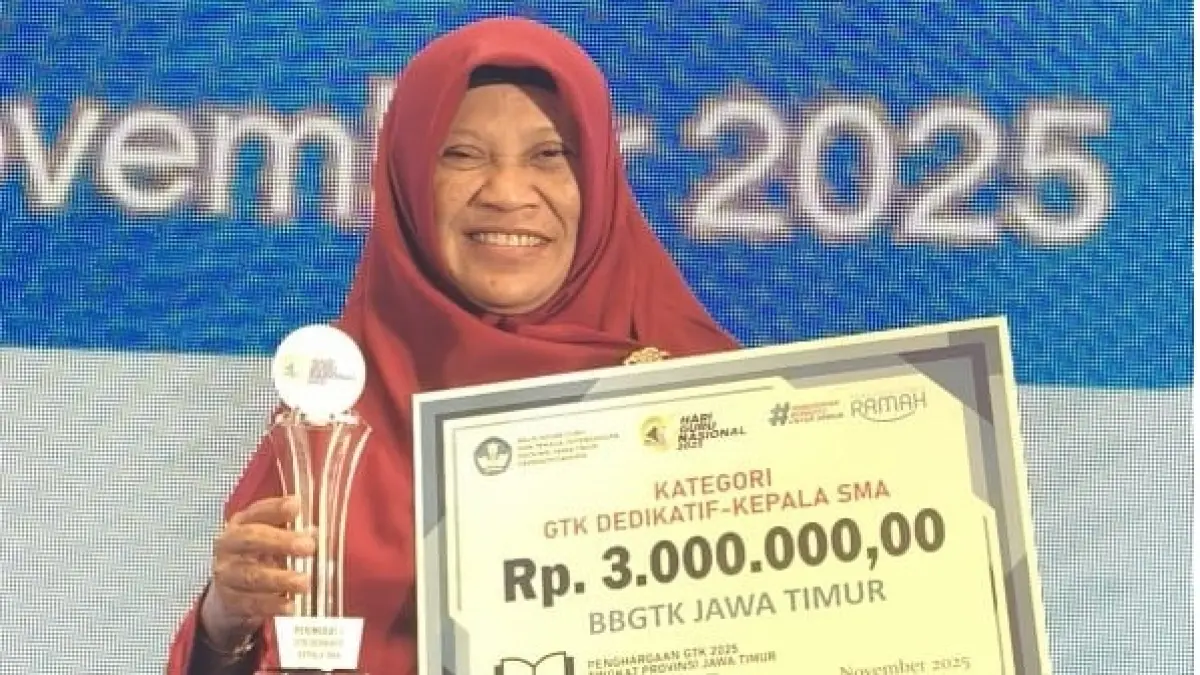 MEMBANGGAKAN: Kepala SMAN 1 Kalianget Hj Anik Rekno Winarni memegang penghargaan Juara I GTK Kategori Kepala Sekolah Tingkat Provinsi Jawa Timur di Hotel Morazen Surabaya pada Kamis (7/5).