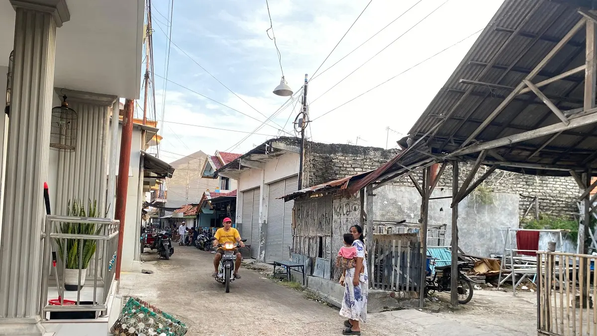 PADAT: Masyarakat berada di daerah kawasan kumuh kampung Juklanteng, Kelurahan Banyuanyar, Sampang, Sabtu&nbsp; (9/5)