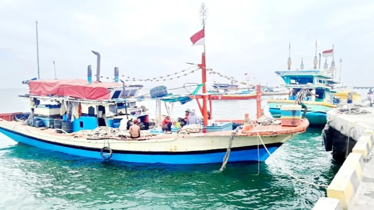 PULANG MELAUT: Pelahu nelayan sedang bersandar di Pelabuhan Branta, Kecamatan Tlanakan, Pamekasan, Sabtu (9/5). (M. KHOLIL RAMLI/JPRM)