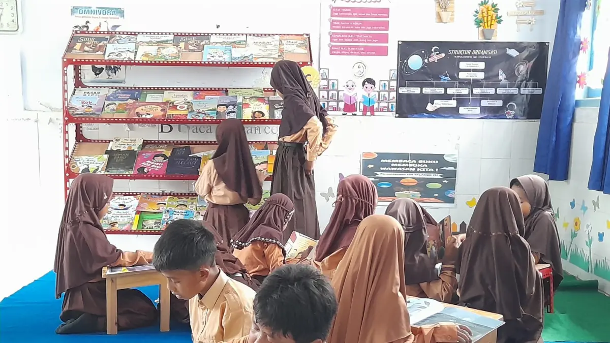 RAJIN: Siswa-siswi SDN Talango III sedang membaca buku di ruang kelas yang disulap jadi perpustakaan. 
