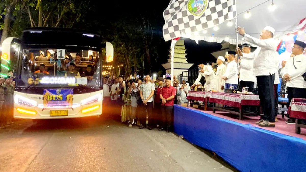 SAKRAL: Bupati Sampang Slamet Junaidi ditemani forkopimda melepas CJH di depan Pendopo Trunojoyo, Jumat (8/5). (AYU LATIFAH/JPRM)