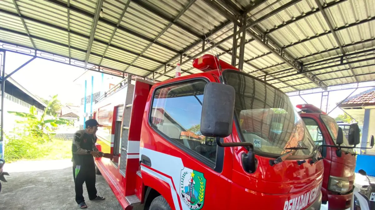 SIAGA: M. Maftuh Fathorrahman mengecek kondisi armada damkar di kator DPKPD, Sampang, Selasa (5/5).
