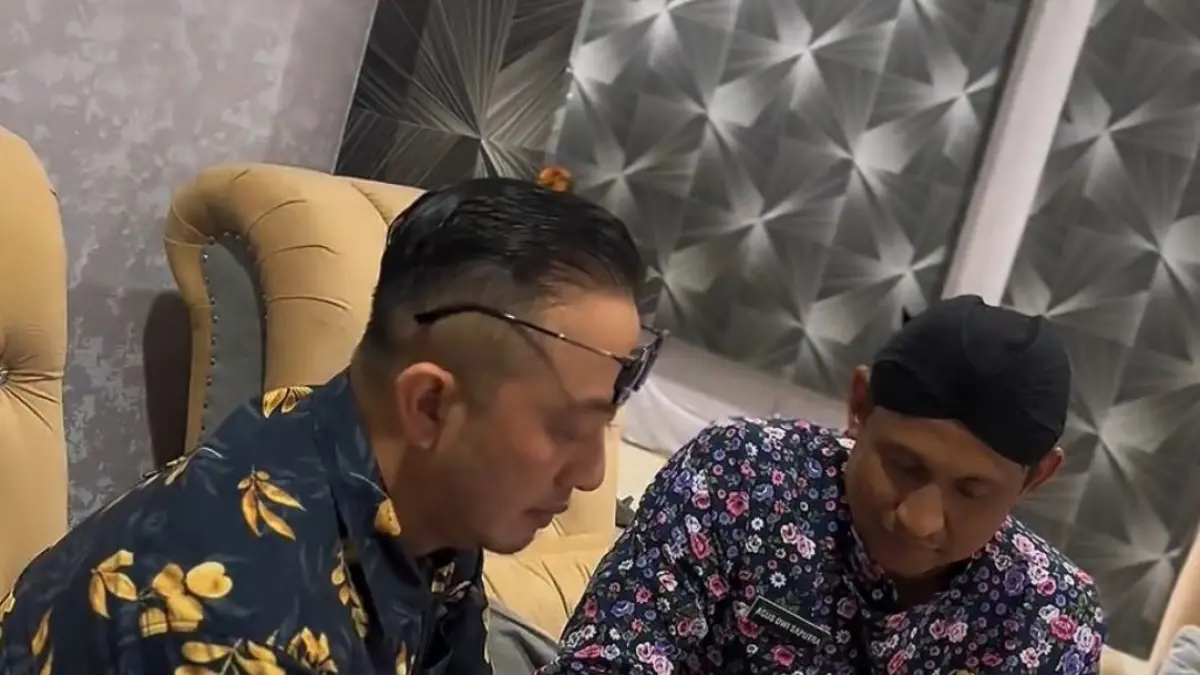 SOLID: Pemimpin Bank Jatim Cabang Sumenep Bambang Eko Budi Prakoso saat membantu mengaktivasi JConnect Mobile milik Sekkab Sumenep Agus Dwi Saputra.