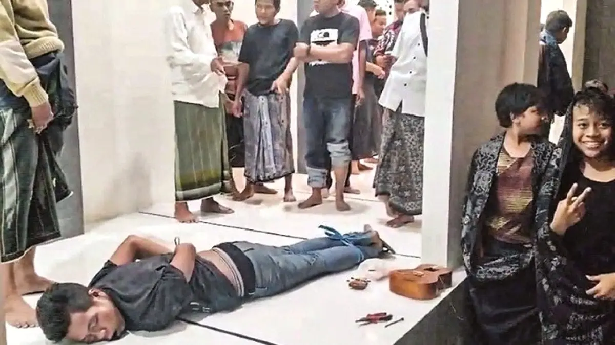 TAK BERKUTIK: Warga menangkap maling kotak amal Masjid Al Huda, Desa Langkap, Kecamatan Burneh, Bangkalan, Jumat (8/5) malam. (POLSEK BURNEH UNTUK JPRM)