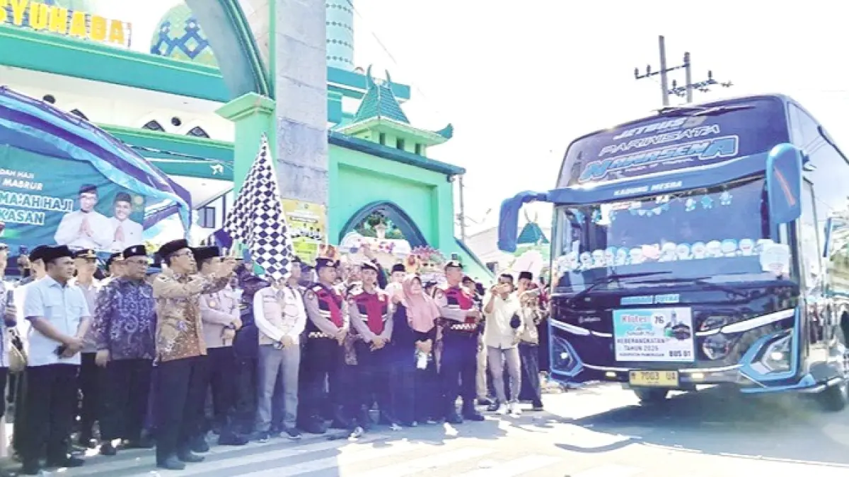 ANTUSIAS: Bupati KH. Kholilurrahman melepas keberangkatan jemaah haji 2026 di halaman Masjid Agung Asy-Syuhada, Pamekasan, Minggu (10/5). (M. KHOLIL RAMLI/JPRM)