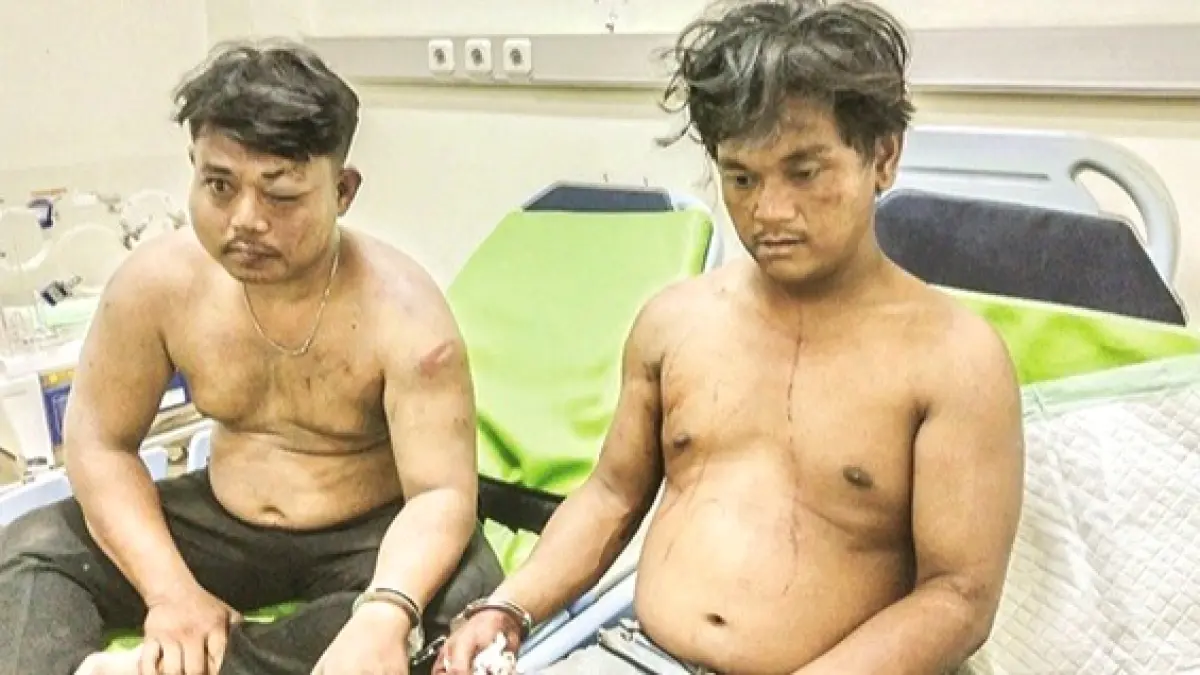 BABAK BELUR: Dua pelaku tindak pidana pencurian dilarikan ke RSUD Syamrabu Bangkalan usai diamuk massa, Sabtu (9/5) malam. (POLSEK BURNEH UNTUK JPRM)
