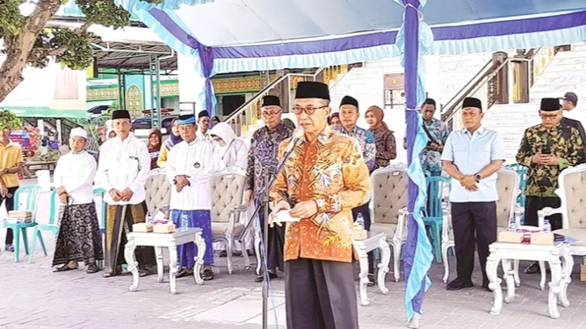 BERSAHAJA: Bupati KH. Kholilurrahman menyampaikan sambutan saat pemberangkatan jemaah haji 2026 di halaman Masjid Agung Asy-Syuhada, Pamekasan, Minggu (10/5). (M. KHOLIL RAMLI/JPRM)