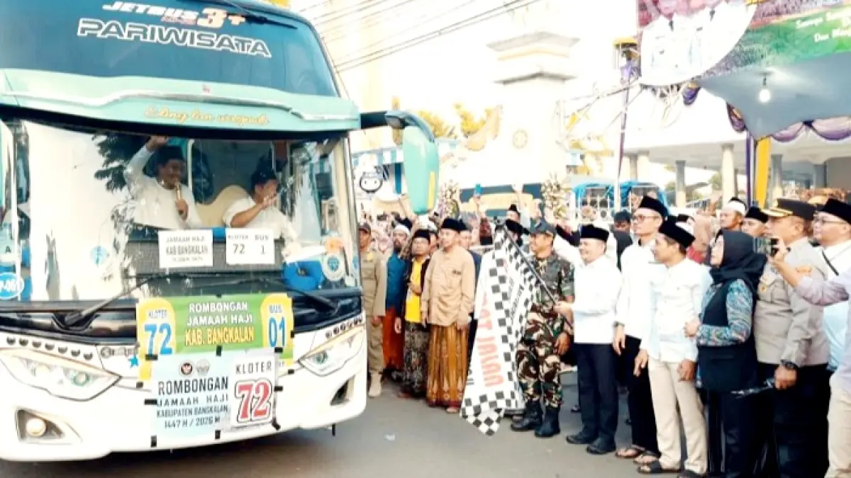 DILEPAS: Wabup Bangkalan Moch. Fauzan Ja’far memberangkatkan jemaah haji dari depan Masjid Agung Minggu (10/5). (PROKOPIM UNTUK JPRM)
