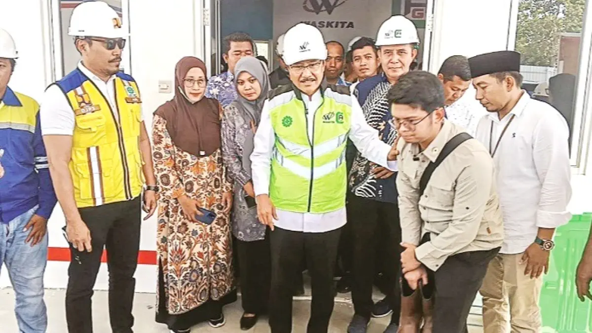 DIPANTAU: Menteri Sosial RI Saifullah Yusuf meninjau pembangunan Sekolah Rakyat di Desa Sejati, Camplong, Sampang, Minggu (10/5). (KAMALUDDIN UNTUK JPRM)