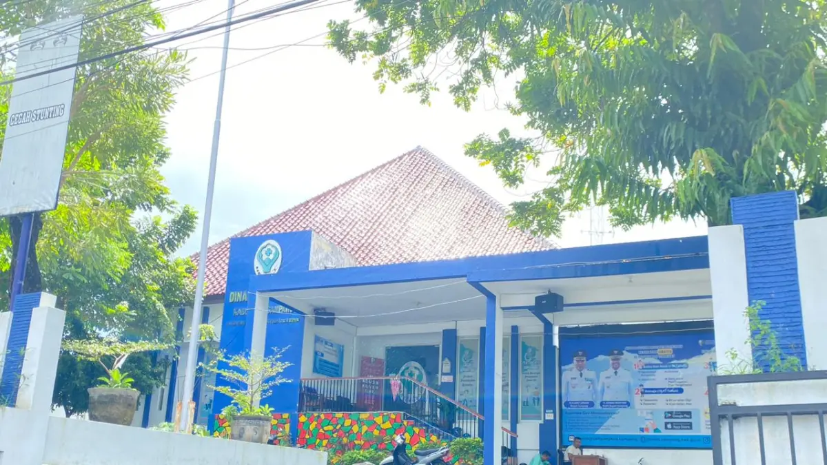 INSTANSI: Petugas saat berada di area kantor Dinkes KB Sampang, Kamis (30/4).