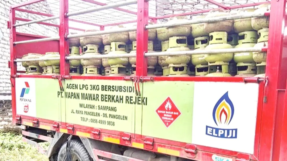 KETAHUAN: Truk agen PT Mapan Mawar Berkah Rejeki yang diduga mendistribusikan LPG melon pada pengecer, Senin (4/5). (PEMKAB UNTUK JPRM)