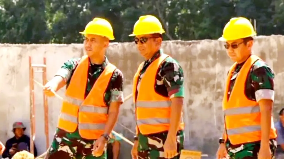 KOMITMEN: Dandim 0826/Pamekasan Letkol (Kav) Agus Wibowo Hendratmoko saat mendampingi Danrem 084/Bhaskara Jaya Brigjen TNI Danny Alkadrie meninjau progres pembangunan KMP beberapa waktu lalu. (KODIM 0826/PAMEKASAN UNTUK JPRM)