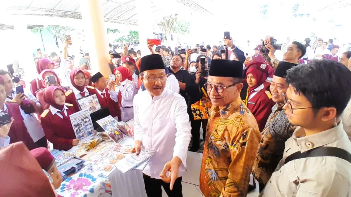 KOMITMEN: Mensos Saifullah Yusuf didampingi Bupati KH Kholilurrahman saat melakukan kunjungan kerja ke Pamekasan, Minggu (10/5).