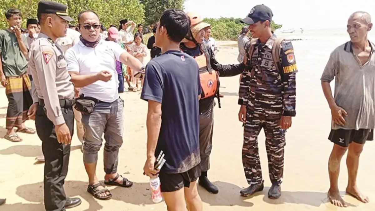 KOMPAK: Tim gabungan saat melakukan pencarian korban di Pantai Cangak, Dusun Cangak, Desa Tamberu Barat, Kecamatan Sokobanah, Sampang, Minggu (10/5). (HUMAS POLRES UNTUK JPRM)