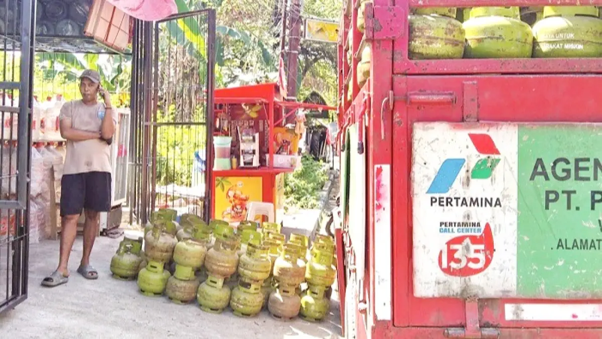 MELANGGAR: Truk agen ketahuan mendistribusikan LPG melon ke pengecer di Jalan Jamaluddin, Sampang, Senin (4/5). (PEMKAB UNTUK JPRM)