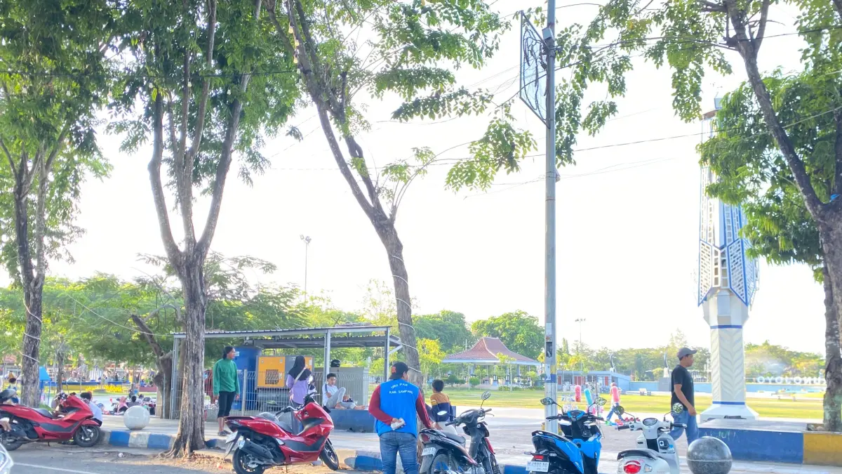 PENATAAN: Jukir saat sedang menjaga kendaraan di area Alun-Alun Trunojoyo Sampang, Minggu (10/5).