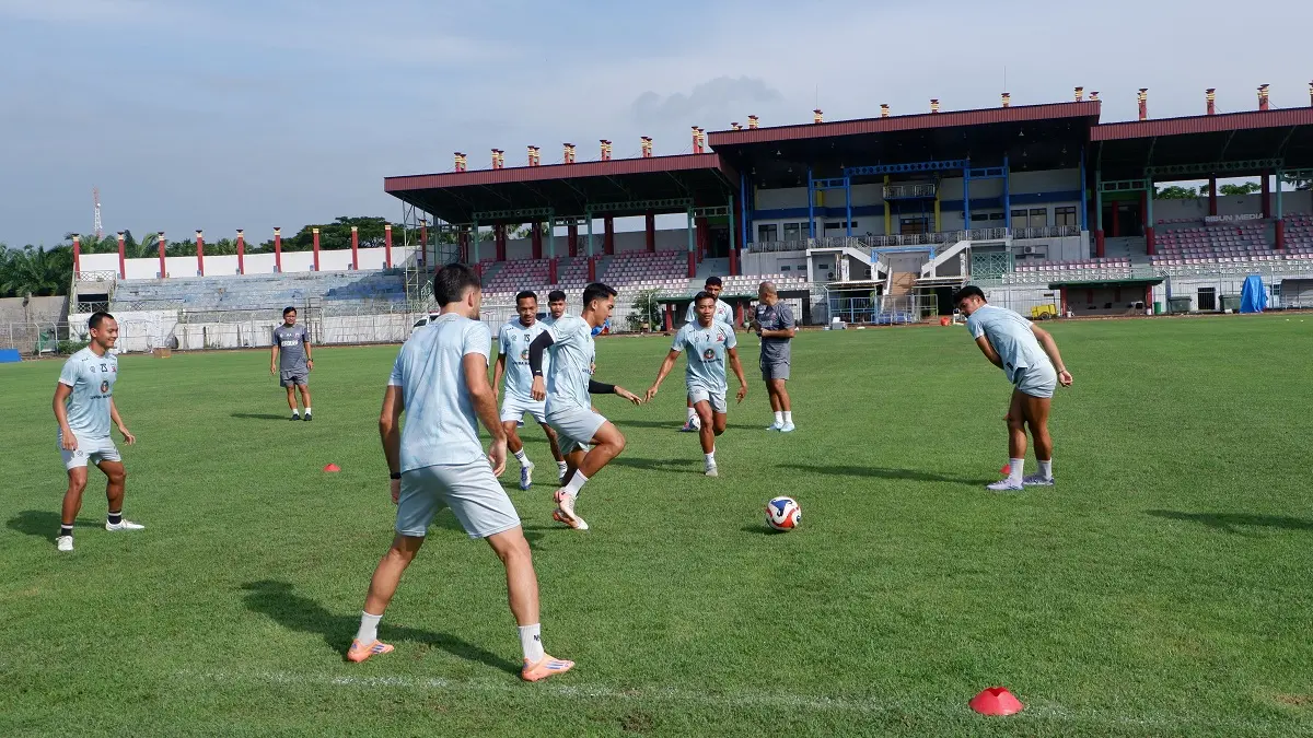 PERKUAT KERJA SAMA TIM: Pemain MU melakukan latihan di Stadion Gelora Bangkalan, Senin (4/5).