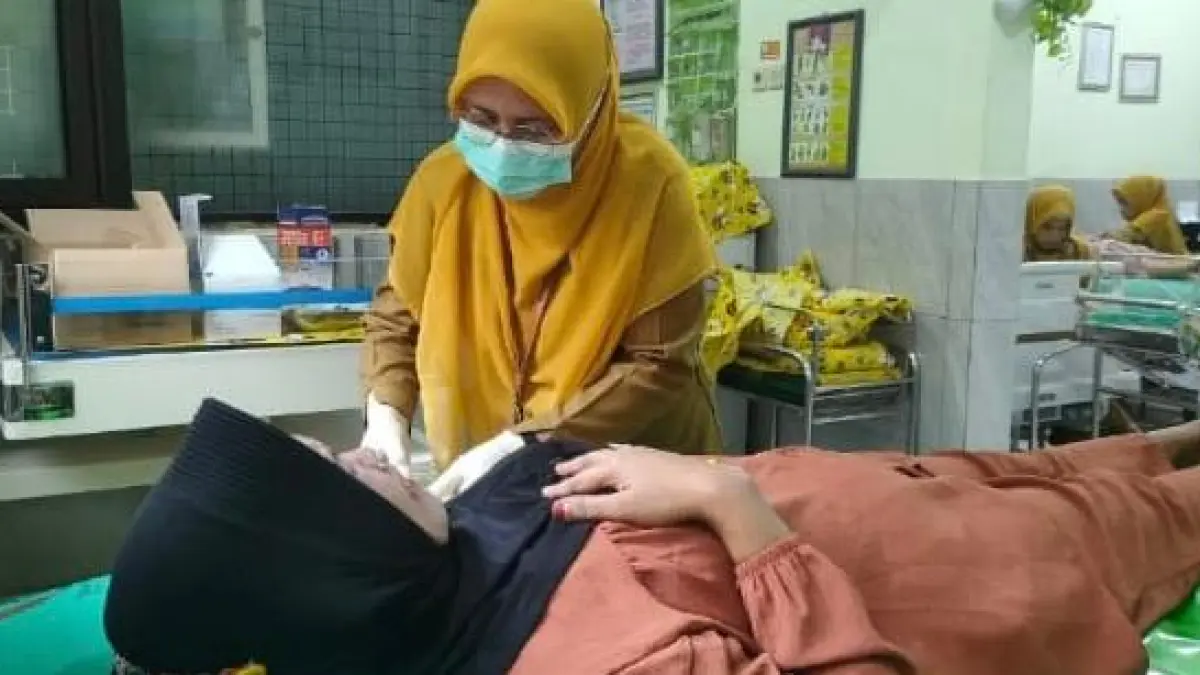 RAMAH: Bidan Puskesmas Saronggi saat melayani warga yang hendak memasang implan di Ruang VK puskesmas setempat pada Selasa (5/5).