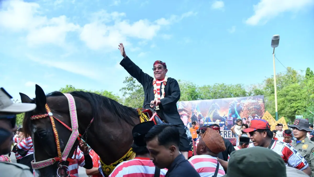 SEMARAK: Wabup Sumenep KH. Imam Hasyim saat menunggangi kuda di Festival Jaran Serek 2026 di GOR A. Yani Desa Pabian, Kecamatan Kota, Minggu (10/5).