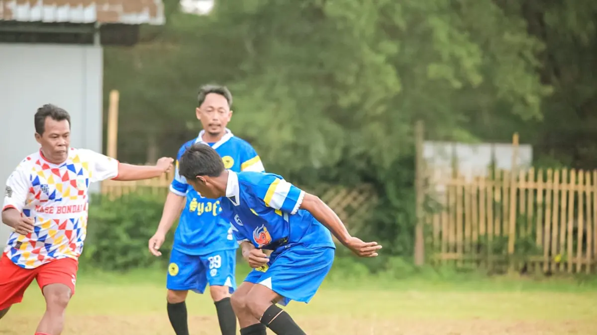 TENSI TINGGI: Pemain PSG Sampang berusaha merebut bola saat bertanding melawan Inter Tulungagung, Sabtu (25/5)
