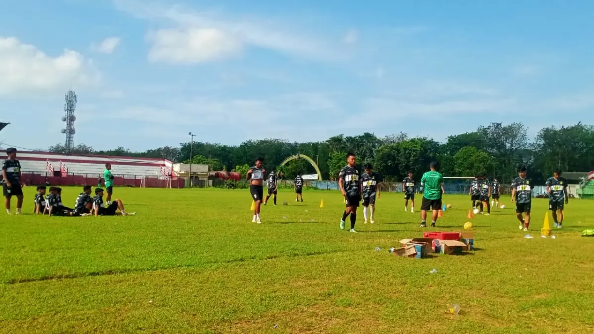 TERIK: Pemain Perssu MC lakukan latihan fisik di Stadion A. Yani, Desa Pabian, Kecamatan Kota Sumenep, Minggu (10/5).