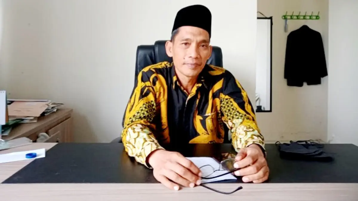 WAWANCARA: Kepala Kantor Kemenhaj Bangkalan Arif Rohman saat ditemui di ruangannya. (YUSRIL DENNY MAHENDARTO/JPRM)