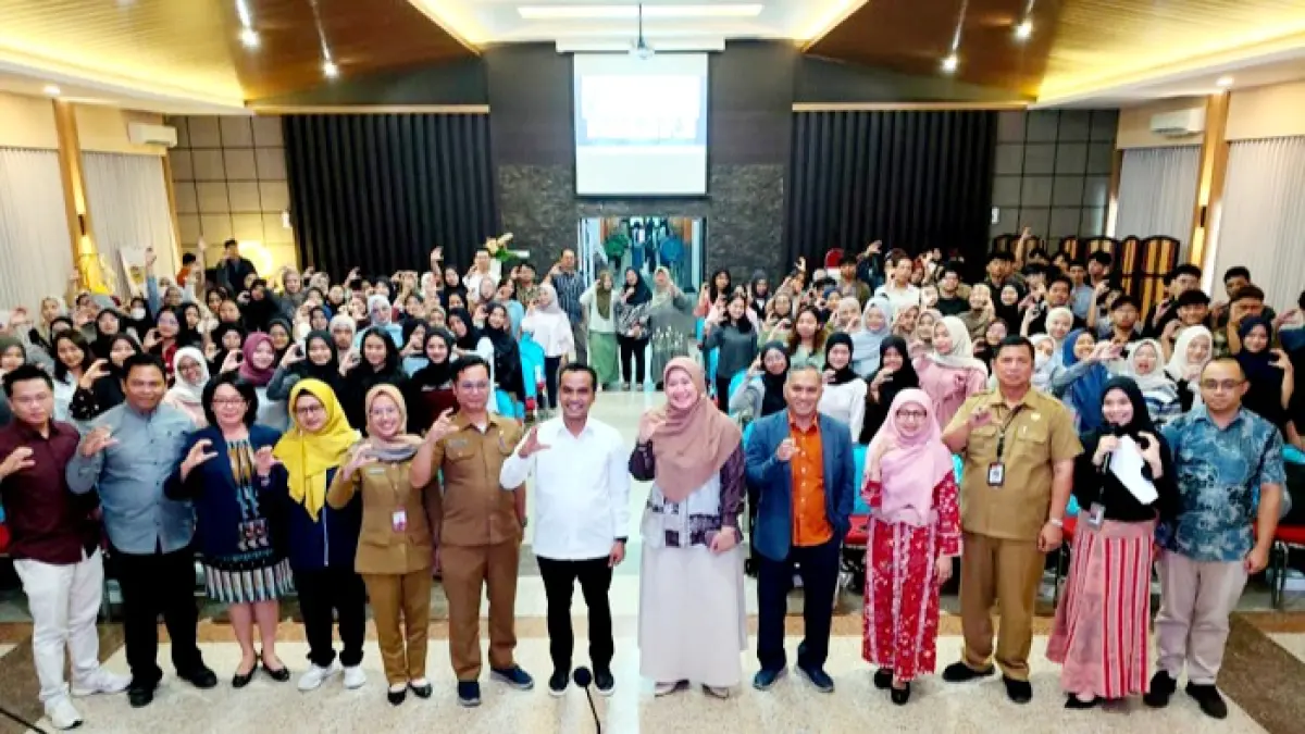 AKADEMIS: Bupati Bangkalan Lukman Hakim (kemeja putih) berfoto bersama narasumber dan peserta kuliah tamu di UNM Selasa (12/5). (PROKOPIM UNTUK JPRM)