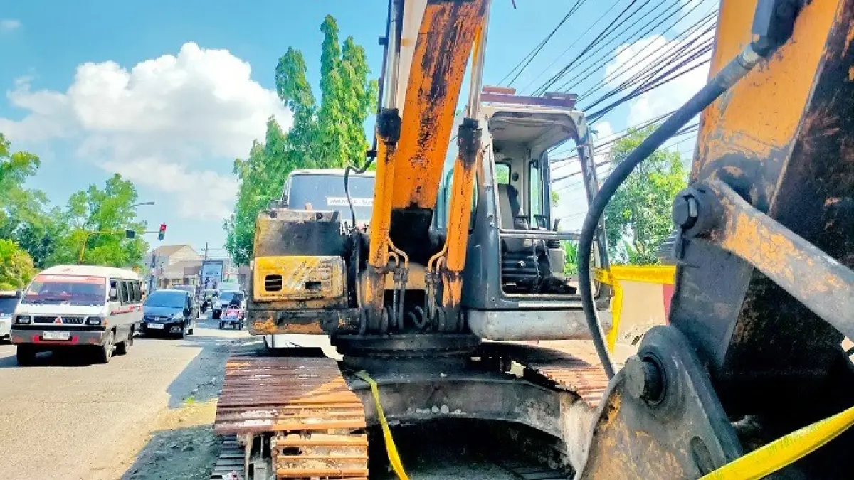 BELUM DILIMPAHKAN: Tiga alat berat diparkir di samping Mapolres Bangkalan Senin (11/5). (VIVIN AGUSTIN HARTONO/JPRM)