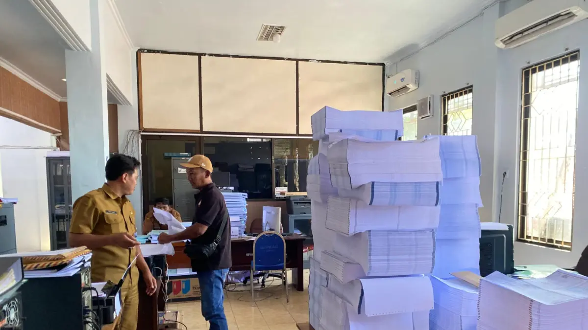 BELUM DISALURKAN: Tumpukan SPPT PBB P2 disimpan di Kantor BPPKAD Sampang, Senin (11/5).
