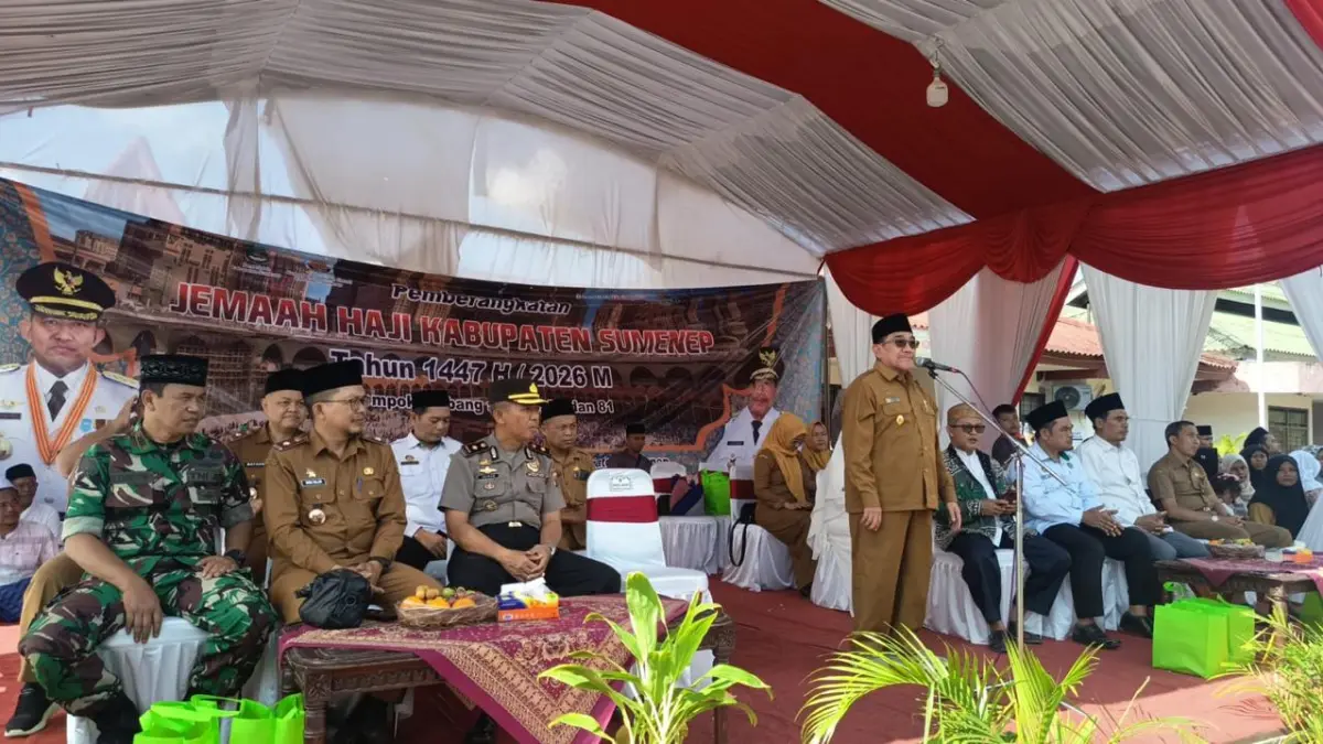 BERWIBAWA: Wakil Bupati Sumenep KH Imam Hasyim saat menyemangati para calon jemaah haji sebelum berangkat ke asrama haji di GOR A. Yani, Desa Pabian, Kecamatan Kota, Senin (11/5).