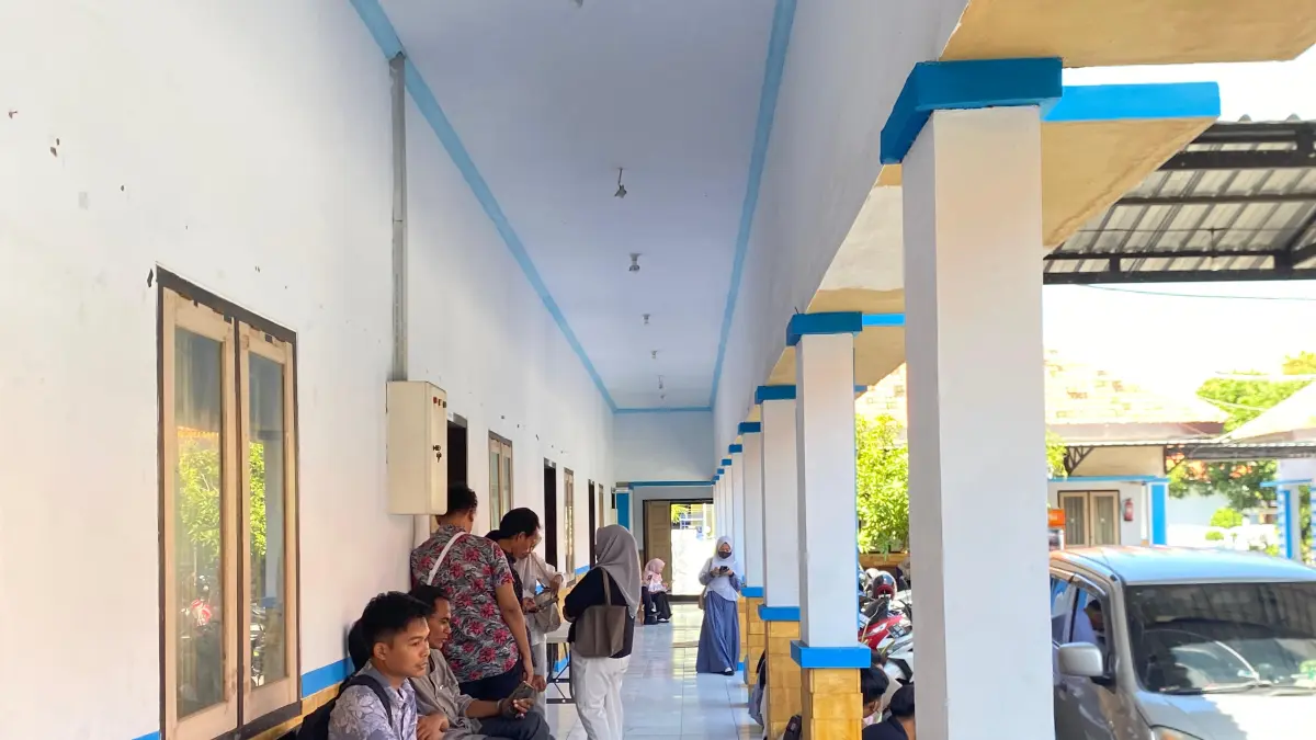 DISELEKSI: Calon peserta mengantre tes wawancara di kantor BLK Sampang, Senin (11/5).