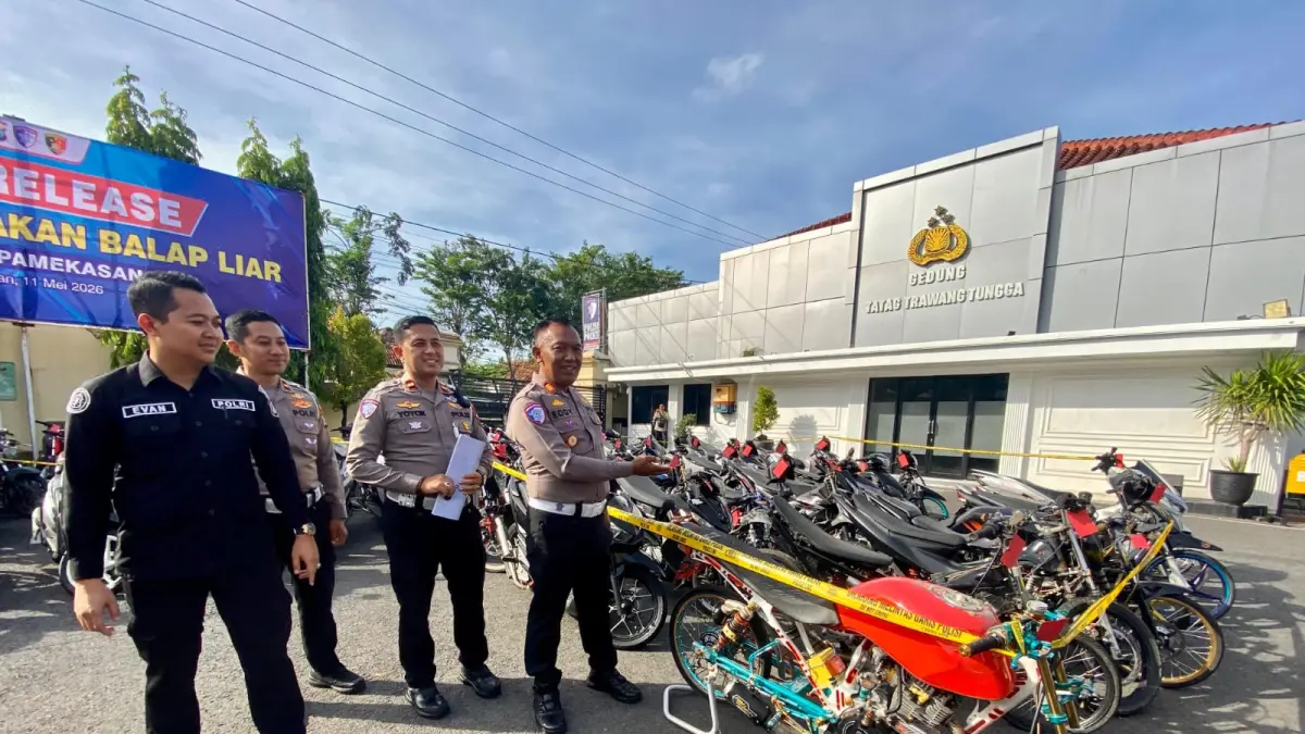 DISITA: Polisi menunjukkan ratusan sepeda motor hasil balap liar di Mapolres Pamekasan, Senin (11/5).
