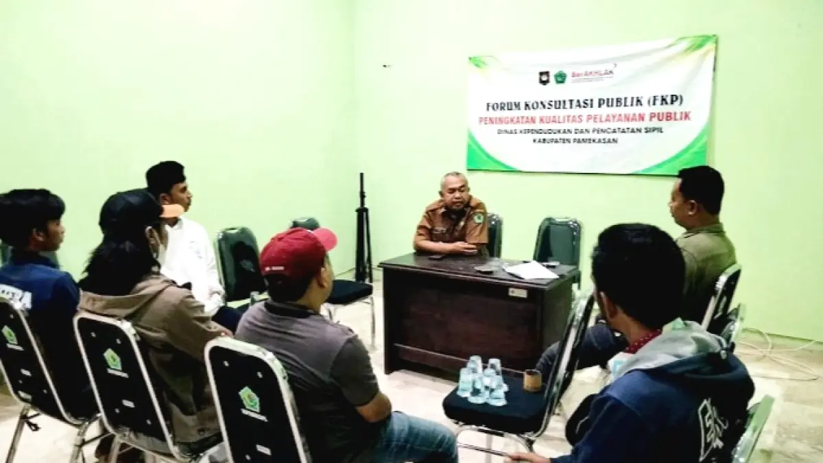 DISKUSI: Kepala Dispendukcapil Pamekasan Agus. (IKLAL ILJAS HUSAIN UNTUK JPRM)