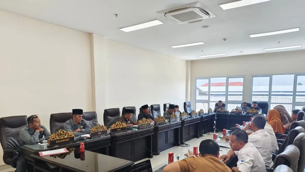 FOKUS: Komisi II DPRD Sumenep saat menggelar rapat dengan BUMD di kantor dewan.