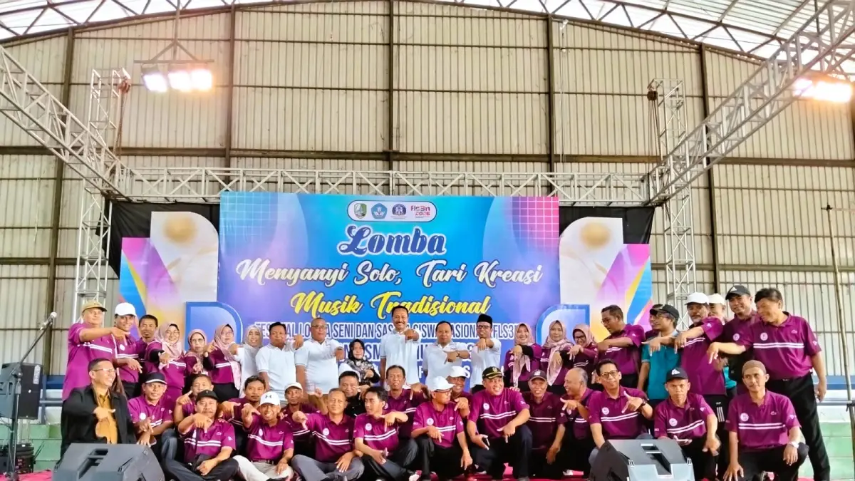 KOMPAK: Kepala Dispendik Sampang Nor Alam didampingi Plt Sekretaris Dewi Trisna, Kabid SMP Wahyudi, Kabid SD Yusuf berfoto bersama dengan kepala sekolah saat pembukaan FLS3N Sampang, Senin (11/5).&nbsp;