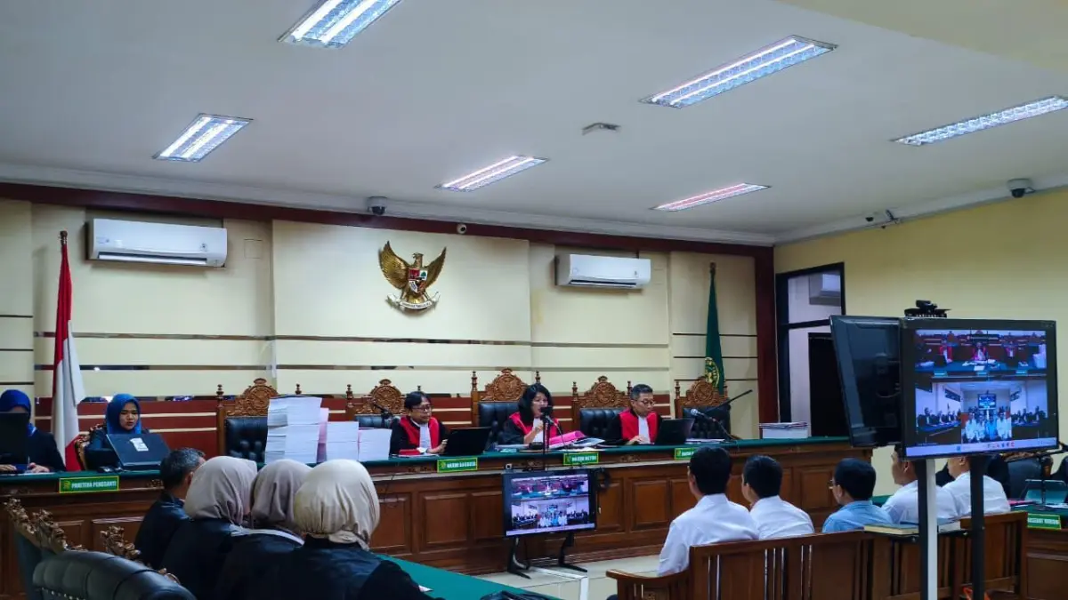 MEJA HIJAU: Kelima terdakwa korupsi program BSPS 2024 sedang menjalani sidang dakwaan di Ruang Cakra Pengadilan Tindak Pidana Korupsi Surabaya pada Senin (6/4).