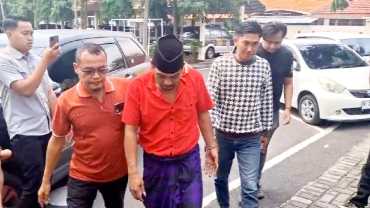 TAK BERKUTIK: Dua tersangka penyekapan digiring aparat Polres Jombang, Rabu (4/3). (JAWA POS RADAR JOMBANG)