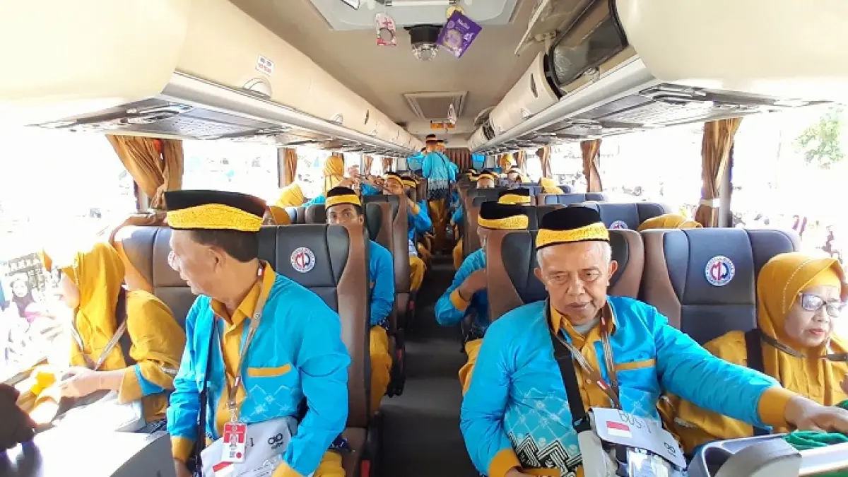 TAMU ALLAH: Jemaah haji Pamekasan sedang berada dalam bus saat pemberangkatan menuju Embarkasi Surabaya, Minggu (10/5). (M. KHOLIL RAMLI/JPRM)
