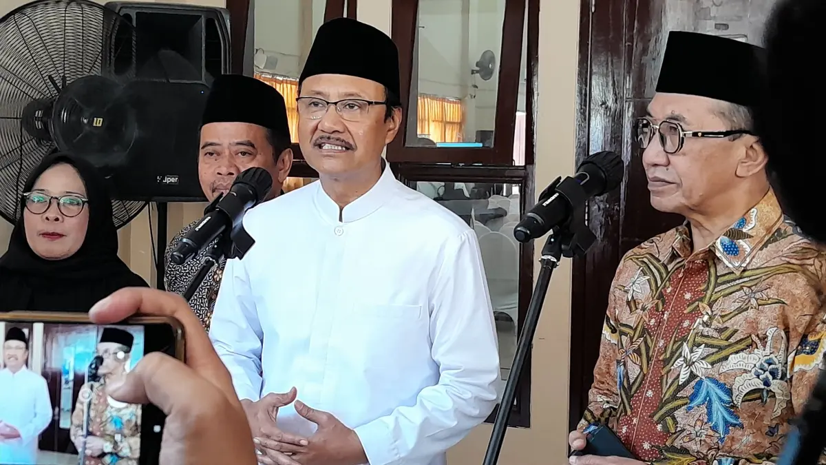 TEGAS: Mensos Saifullah Yusuf didampingi Bupati Pamekasan KH Kholilurrahman saat doorstop dengan jurnalis di sela-sela kunker ke Kota Gerbang Salam, Minggu (10/5).