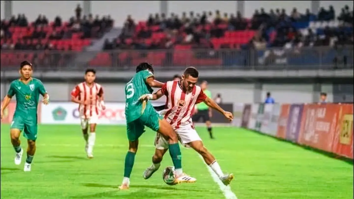 TEKAD KUAT: Pemain Persepam Adam Anis dihadang oleh pemain Pasuruan United saat bertanding di SGMRP Pamekasan, Minggu (15/2).