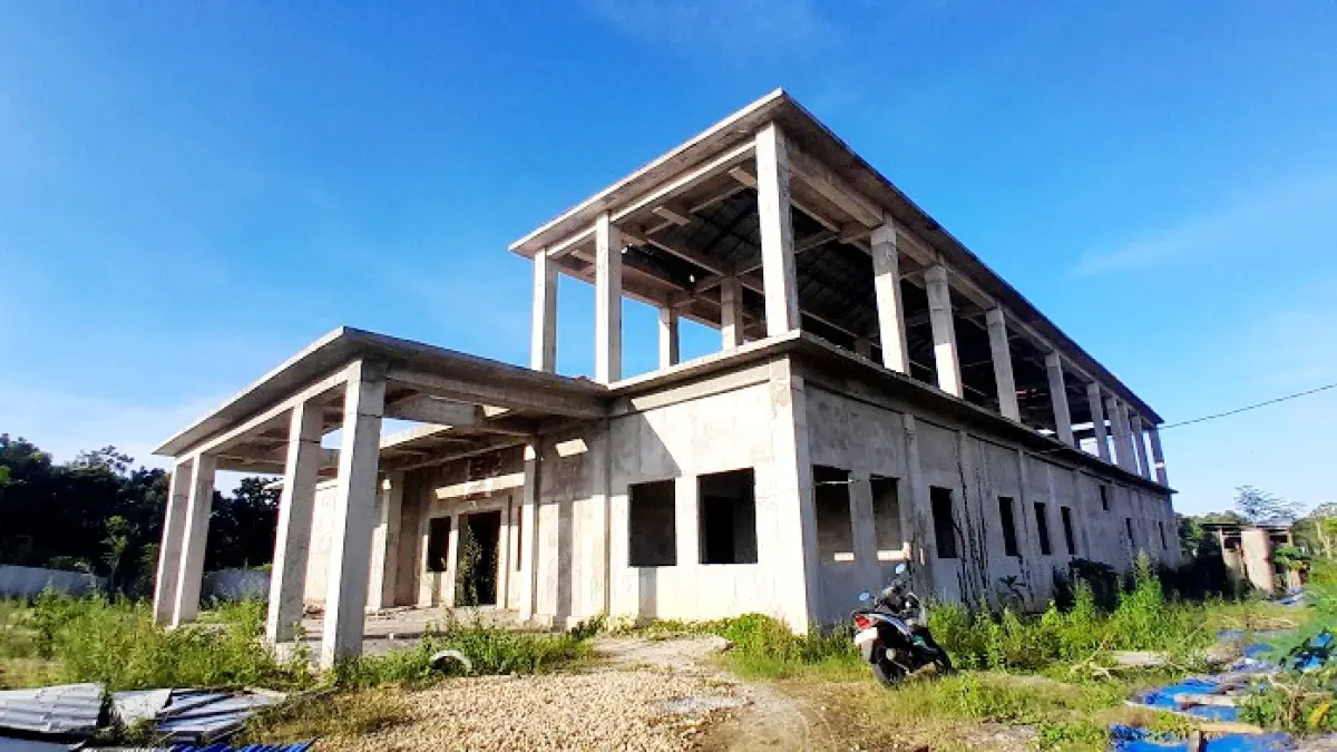 TIDAK SESUAI SPESIFIKASI: Gedung baru Puskesmas Bulangan Haji, Pamekasan, rusak sebelum dilakukan pembangunan tahap dua, Jumat (8/5). (M. KHOLIL RAMLI/JPRM)