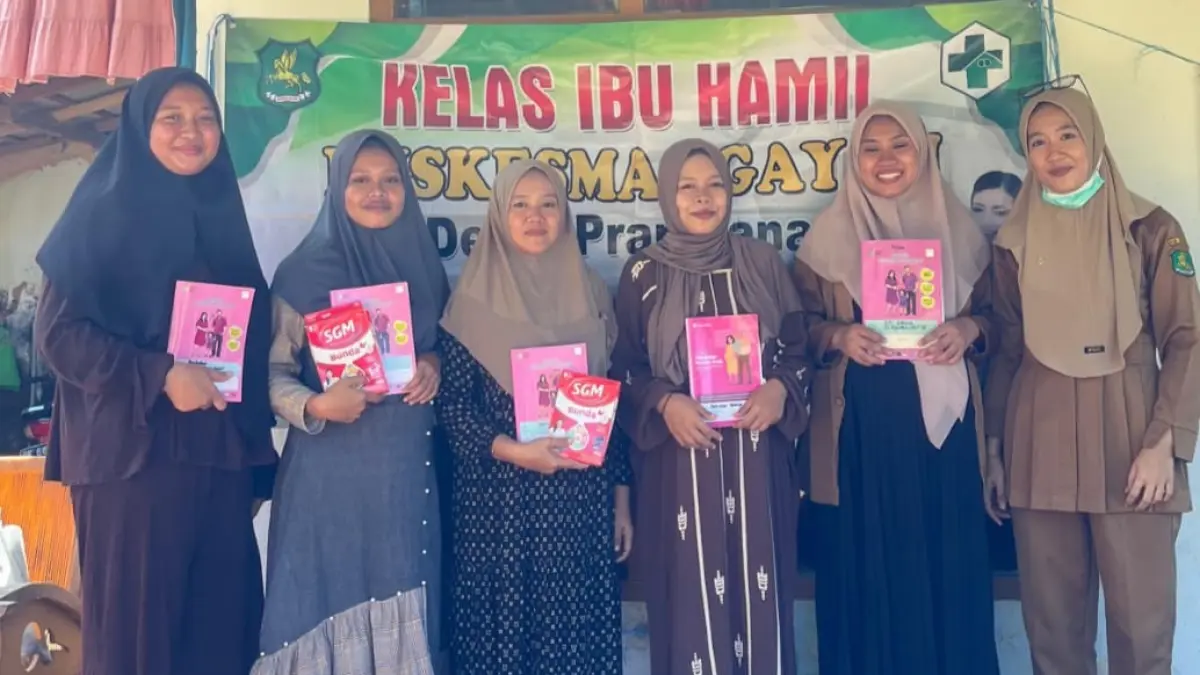 TURUN LANGSUNG: Bidan dan kader kesehatan Puskesmas Gayam saat membuka kelas ibu hamil di Desa Prambanan, Kecamatan Gayam, Selasa (5/5).
