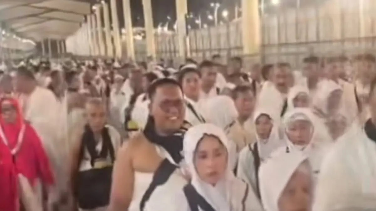 BERIBADAH: CJH Sampang saat melaksanakan umrah wajib di koridor Mas’a (jalur sai Shafa–Marwah) di Makkah, Senin (11/5).