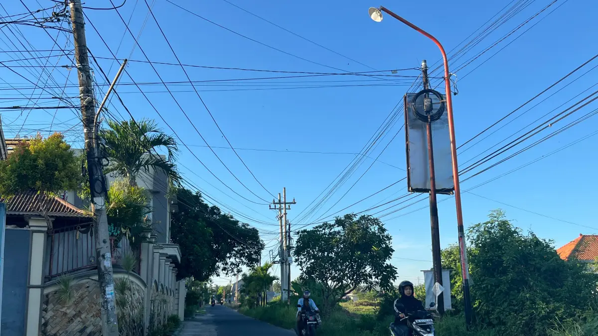 BERJEJER: Pengendara melintas di area tiang PJU yang terpasang di jalan Desa Pangarangan, Kecamatan Kota Sumenep, Selasa (12/5).